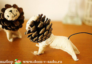 Поделка лев из шишек